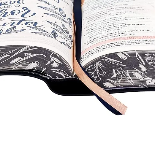 A Biblia da Mulher Nova Edicao - Capa Azul Marinho Nova Almeida Atualizada (Em Portugues do Brasil)